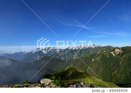 横通岳から眺める絶景の穂高連峰、槍ヶ岳の峰々 89846606