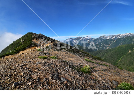 横通岳の登山道と保高連峰の絶景大パノラマ 89846608