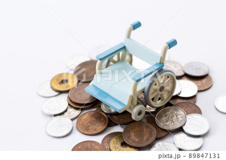 車椅子とお金 89847131
