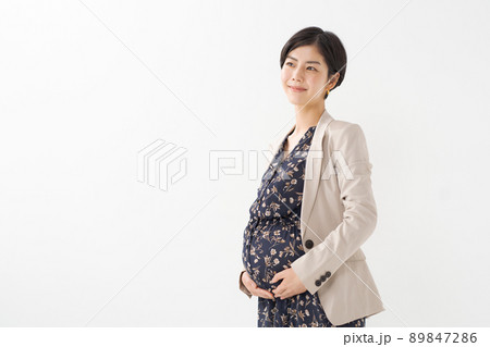 働くママ 女性 白背景 働くママ 女性 白背景 89847286