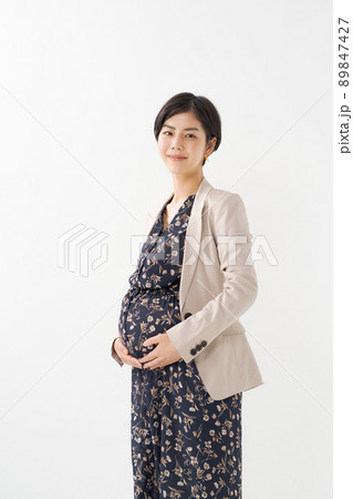 働くママ　女性　白背景 89847427