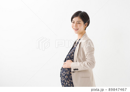 働くママ　女性　白背景 89847467
