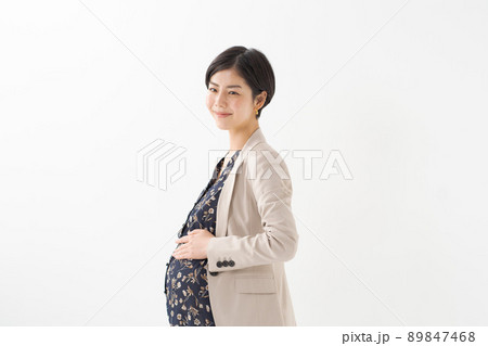 働くママ　女性　白背景 89847468