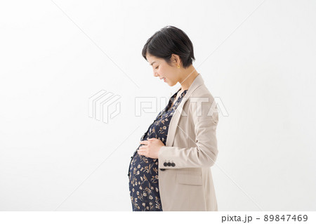 働くママ 女性 白背景 働くママ 女性 白背景 89847469