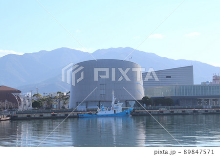 金ヶ崎緑地(福井県敦賀市)から見たきらめきみなと館 金ヶ崎緑地(福井県敦賀市)から見たきらめきみなと館 89847571