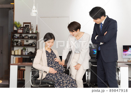 働く妊婦さん　ビジネスシーン 89847918