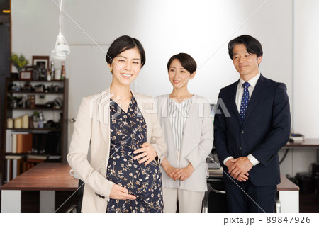 働く妊婦さん　ビジネスシーン 89847926