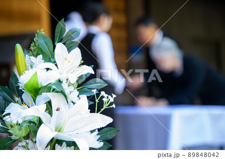 お葬式に来た弔問客（イメージ） 89848042