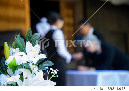 お葬式に来た弔問客(イメージ) お葬式に来た弔問客(イメージ) 89848043