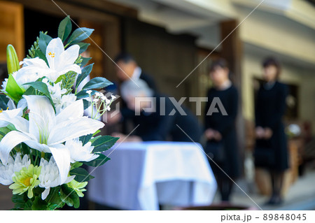 お葬式に来た弔問客(イメージ) お葬式に来た弔問客(イメージ) 89848045