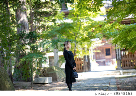 お葬式・葬儀に来た喪服の女性 89848163