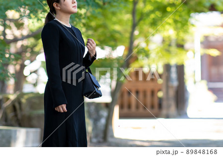 お葬式・葬儀に来た喪服の女性 お葬式・葬儀に来た喪服の女性 89848168