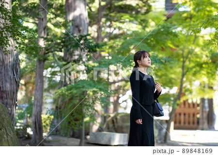 お葬式・葬儀に来た喪服の女性 89848169