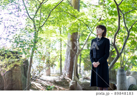お葬式・葬儀に来た女性 お葬式・葬儀に来た女性 89848183