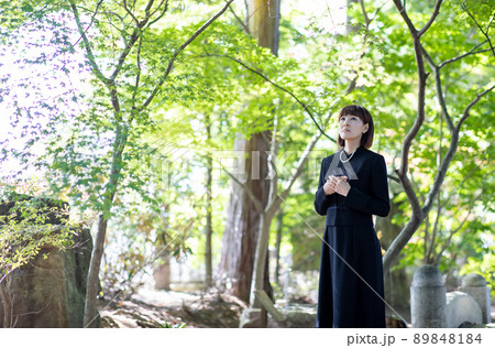 お葬式・葬儀に来た女性 お葬式・葬儀に来た女性 89848184