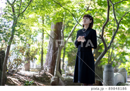 お葬式・葬儀に来た女性 89848186