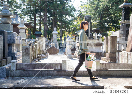 お墓参りに来た女性（横顔・全身） 89848202