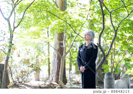 お葬式・葬儀に来た高齢者女性 お葬式・葬儀に来た高齢者女性 89848215