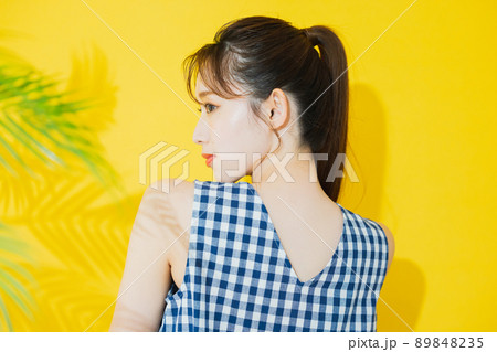 夏の女性　イエロー背景 89848235