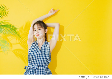 夏の女性　イエロー背景　 89848302