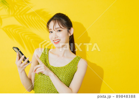 夏の女性　イエロー背景　 89848388
