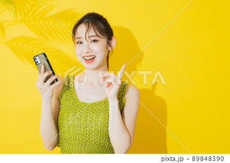 夏の女性　イエロー背景　 89848390