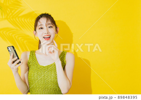 夏の女性　イエロー背景　 89848395