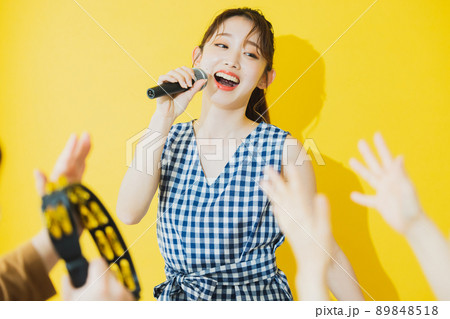 夏の女性　イエロー背景　カラオケ 89848518