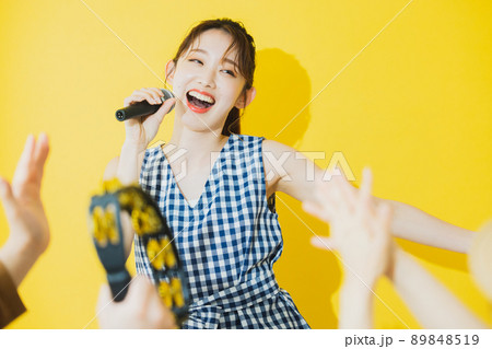 夏の女性　イエロー背景　カラオケ 89848519