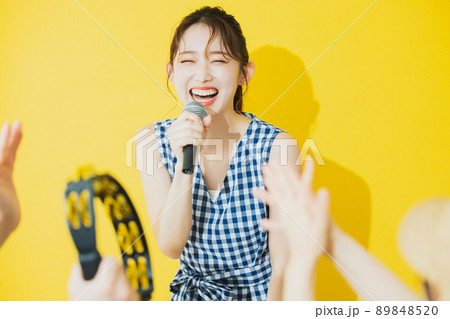 夏の女性　イエロー背景　カラオケ 89848520