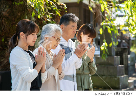 お墓参りに来た家族（合掌・祈る） 89848857