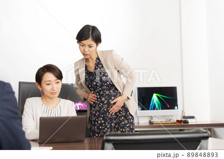 働く妊婦さん　オフィス 89848893