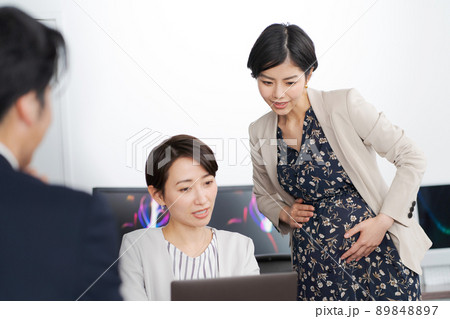 働く妊婦さん　オフィス 89848897