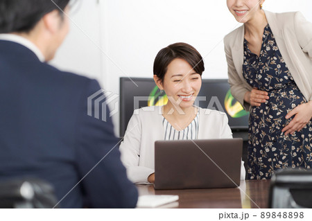 働く妊婦さん　オフィス 89848898