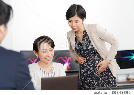 働く妊婦さん　オフィス 89848899