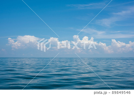 Beautiful sky and blue sea 89849546