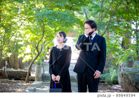 お葬式に来た喪服の夫婦 89849594