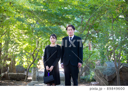 お葬式に来た喪服の夫婦 89849600