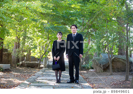 お葬式に来た喪服の夫婦 89849601