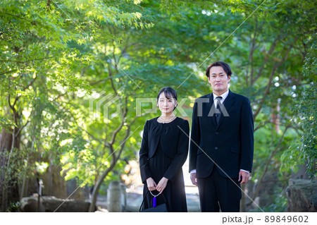 お葬式に来た喪服の夫婦 89849602