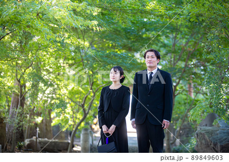 お葬式に来た喪服の夫婦 お葬式に来た喪服の夫婦 89849603