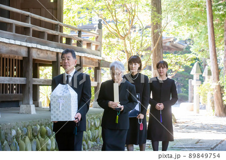 納骨式を行う遺骨を持った遺族(4人) 納骨式を行う遺骨を持った遺族(4人) 89849754
