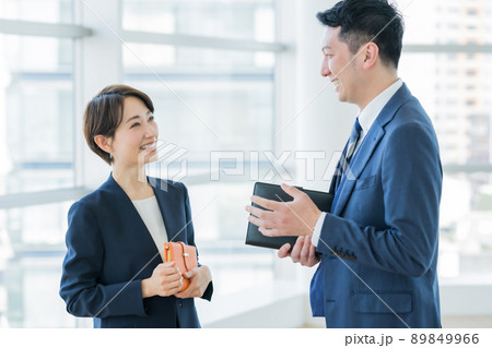 情報交換するビジネスマン 89849966