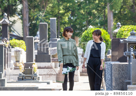 お墓参りに来た女性（2人） 89850110