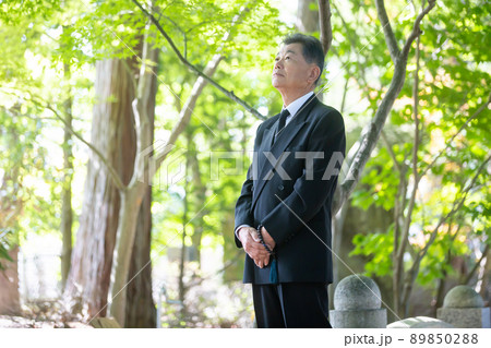 お葬式に来た喪服を着た高齢者男性 89850288