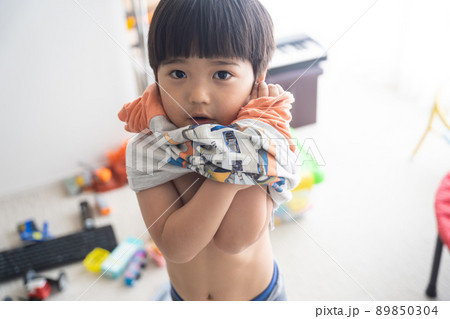 明るい子供部屋で着替えする4歳男児 明るい子供部屋で着替えする4歳男児 89850304