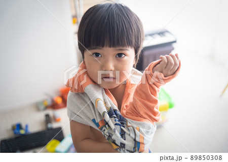 明るい子供部屋で着替えする4歳男児 89850308