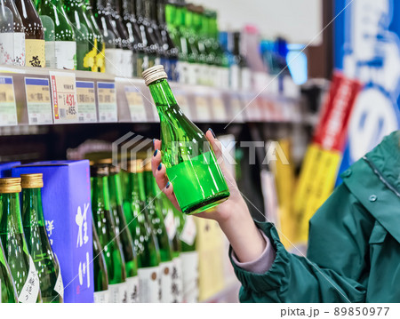 スーパーでお酒を買う若い女性 89850977