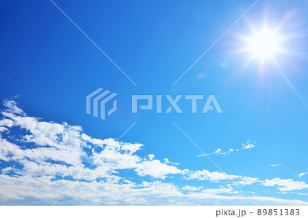 夏の青空と白い雲 そして太陽 夏の青空と白い雲 そして太陽 89851383