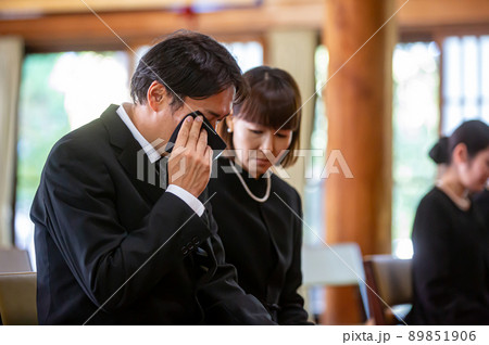 お葬式で号泣する遺族（夫婦） 89851906